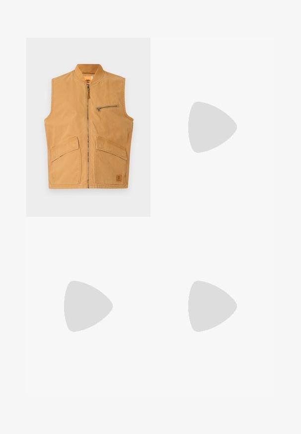 Gilet di tela color sabbia con colletto alto, chiusura frontale con cerniera e una tasca sul petto. Presenta due grandi tasche frontali e una piccola patch con logo.; T-shirt in cotone bianco con maniche corte, collo rotondo e taschino sul petto con un logo di scarpe sportive multicolore. Tessuto morbido, vestibilità rilassata.; Pantaloni a gamba larga beige chiaro in cotone. Presentano tasche frontali e chiusura con bottone. Tessuto liscio con sottili linee verticali.; Sneakers in pelle bianca con logo Nike verde, punta rotonda, suola piatta, abbinati a pantaloni in denim azzurro, mostrati su un tappeto blu.