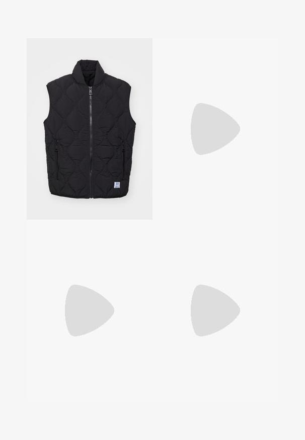 Schwarze gesteppte Weste mit hohem Kragen, Front-Reißverschluss und zwei seitlichen Reißverschlusstaschen. Glattes Material mit gepolsterter Textur.; Schwarzes, kurzärmliges Nike-T-Shirt aus glattem Material, mit einem weißen Swoosh-Logo auf der oberen linken Seite und Rundhalsausschnitt.; Schwarze Trainingshose aus einem leichten Stoff mit elastischem Bund, Knöchelabschlüssen und einem dezenten Nike-Logo auf der linken Seite.; Schwarzer Sportschuh mit atmungsaktivem Mesh-Obermaterial, strukturierten Akzenten und einer wellenförmigen Gummisohle. Verfügt über ein reflektierendes Logo und ein Schnürsystem.