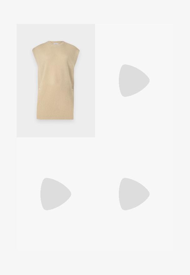 Beige pletený svetr bez rukávů s ribbovanou strukturou, kulatým výstřihem a širokými rameny. Obsahuje dva dekorativní knoflíky na boku.; Hladký krémový polo tričko s dlouhými rozevlátými rukávy a páskou s pěti knoflíky. Obsahuje límeček s jemnou texturou.; Tmavě modré kalhoty s pruhy, vysokým pasem, širokým nohavicemi a bez viditelného kování nebo ozdob. Hladká textura a přesně padnoucí střih.; MICHAEL Michael Kors FRANCES - Klasické lodičky - luggage; Černá kožená kabelka na ruku se zlatým řetízkovým zdobením, hladkým povrchem a zlatým logem. Obsahuje nastavitelné ramenní popruhy pro všestranné použití.