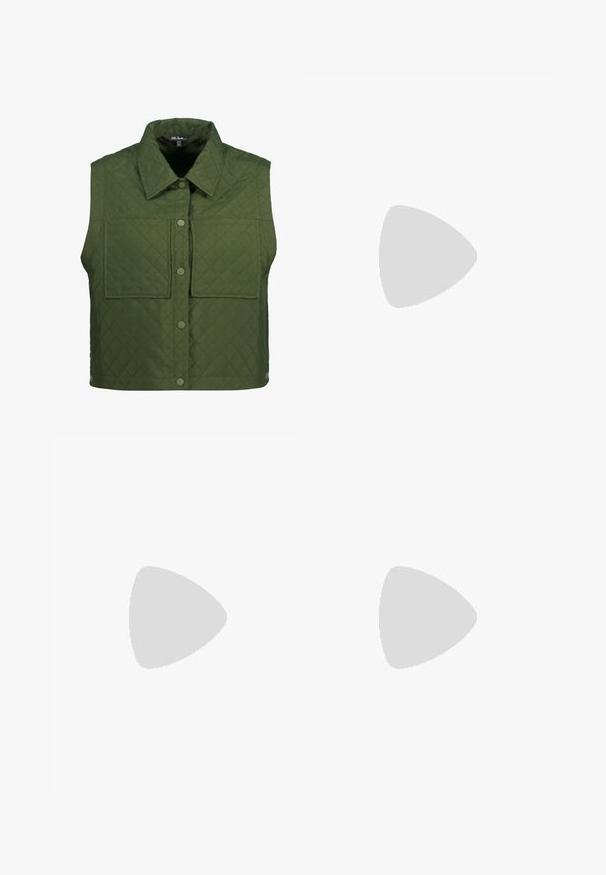 Ulla Popken Vesta - olive green; Černé bavlněné tričko s volným střihem, krátkými rukávy, zaobleným výstřihem a hladkou texturou. Bez viditelných vzorů nebo akcentů.; Černé kalhoty s rovným střihem, s předními kapsami a bočními rozparky na lemu. Vyrobené z jemné, hladké tkaniny. Vhodné na různé příležitosti.; Černé lakované lodičky na podpatku se špičatou špičkou, výřezovým designem na boku a malým čtvercovým podpatkem. Hladká textura s minimálními akcenty.; Černé obdélníkové sluneční brýle s tmavými skly, hladkým plastovým rámem a zakřivenými stranicemi. Design je robustní s minimalistickou estetikou.