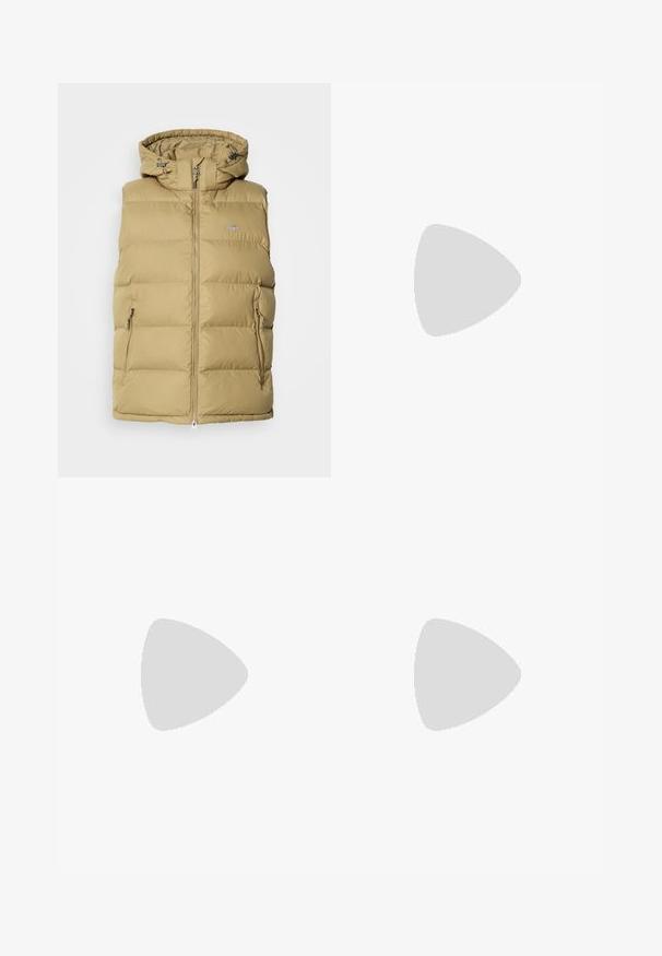 Chaleco acolchado beige con capucha, que cuenta con cierre de cremallera, bolsillos laterales y costuras horizontales para aislamiento. Textura suave en toda su superficie.; Camisa de algodón blanca de manga larga con cuello redondo, aberturas laterales en la parte inferior y una textura suave, exhibida desde la parte de atrás.; Jeans de mezclilla azul claro con un diseño de pierna recta, cinco bolsillos, cierre de botón, ligeramente desgastados y detalles de costura en contraste.; Zapatilla blanca con parte superior de cuero liso y perfil bajo. Presenta una puntera redondeada, seis ojales y una suela de goma texturizada.