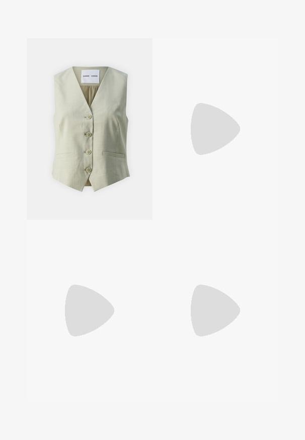 Světle šedá bezrukávová vesta s výstřihem do V, pěti knoflíkovými uzávěry a dvěma předními kapsami. Vyrobena z hladké tkaniny s jemnou strukturou.; Černé bavlněné tričko s kulatým výstřihem, krátkými rukávy a vyšitým logem na hrudi. Jednoduchý, volný střih bez vzorů.; Černé kalhoty na míru se střihem do rovna, které mají hladkou texturu a ostré sklady na přední straně. Bez viditelného kování.; Černé lakované slingback lodičky se špičatou špičkou, malým podpatkem a výřezovým designem na svršku. Zlaté kovové detaily na straně.