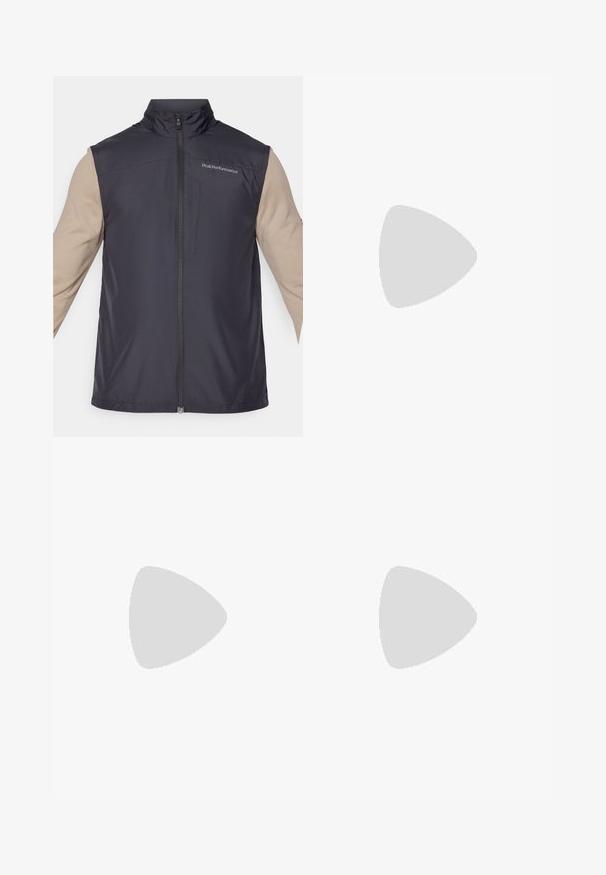 Svart ermeløs vest med høy krage, glidelås foran og liten logo. Stoffet ser glatt og lett ut. Beigefargede lange ermer synlige under.; Svart T-skjorte laget av glatt stoff, med rund hals og korte ermer. Diskret merkevaretrykk i svart på brystet.; Grå, lette bukser med elastisk talje og justerbar snor; innsnevret ben; glatt tekstur; inkluderer logodetalj på siden.; Grønn Hoka løpesko med Gore-Tex overdeler, teksturerte detaljer, elastiske lisser, og tykk beige såle med Vibram-logo.