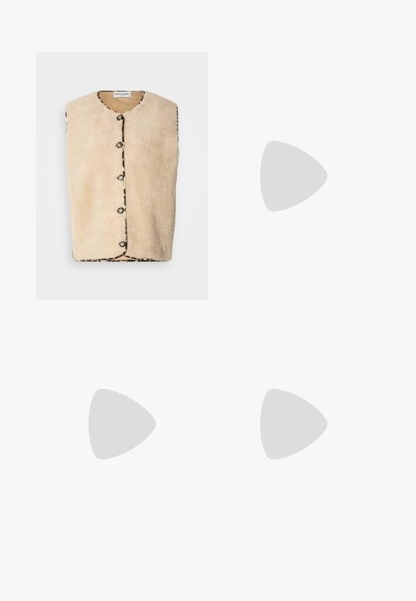 Gilet in pelliccia finta beige con collo rotondo, chiusure a bottoni neri e una rifinitura decorata con una stampa leopardata lungo i bordi.; Blusa bianca a maniche lunghe con colletto, caratterizzata da ricami testurizzati a motivo diamante e una pattina con bottoni. Tessuto morbido e leggero.; Jeans a gamba larga in denim blu scuro. Presentano una vita alta, chiusura con bottone e il classico design a cinque tasche con leggeri sbiadimenti.; Sandalo alto con tacco bianco a strisce, con una base piatta per le dita, un frontale testurizzato con dettagli arricciati e una sottile cinghia alla caviglia.