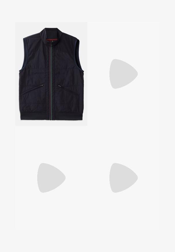 Krekliņš bez piedurknēm tumši zilā krāsā, ar stāvošu apkakli, daudzkrāsainu rāvējslēdzēju un divām slīpām kabatām ar rāvējslēdzēju un ribu apakšdaļu. Tekstūru auduma apdare.; Melns īsām piedurknēm oversize T-krekls ar apaļu kakla izgriezumu un redzamu Filippa K zīmola birku iekškaklā.; Gai zila džinsu bikses ar platām kājām, kurām ir priekšējās kabatas, pogas aizdare un detalizēta dūriena ap malu.; Baltas ādas sneakers ar gludu virsmu, apaļu pirkstu daļu, plakaniem šņorēm un teksturētu zoli. Satur diskrētu logotipu uz papēža.