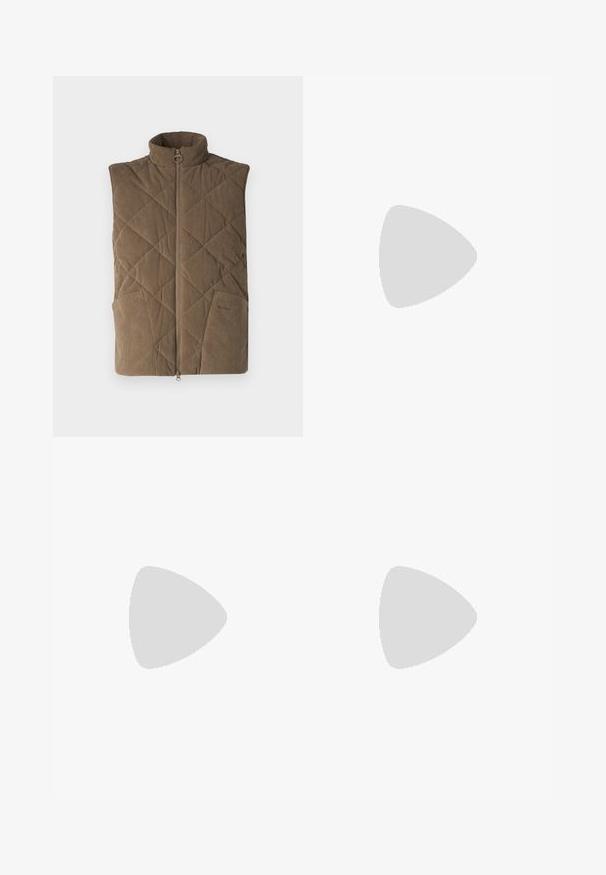 Braune Cordweste mit einem gesteppeten Muster, hohem Kragen, Reißverschluss vorne und zwei seitlichen Taschen. Schlichtes und funktionales Design.; Weißes Baumwoll-T-Shirt, Rundhalsausschnitt, kurze Ärmel, lockere Passform, glatte Textur, keine sichtbaren Muster oder Akzente.; Schwarze Hosen aus glattem Stoff, mit geradem Schnitt, zwei vorderen Taschen und einem Reißverschluss mit Knopfverschluss.; Schwarze Leder-Oxford-Schuhe mit Schnürdesign, runder Zehenform, flacher Gummisohle und subtilen Nähten entlang des oberen Teils.