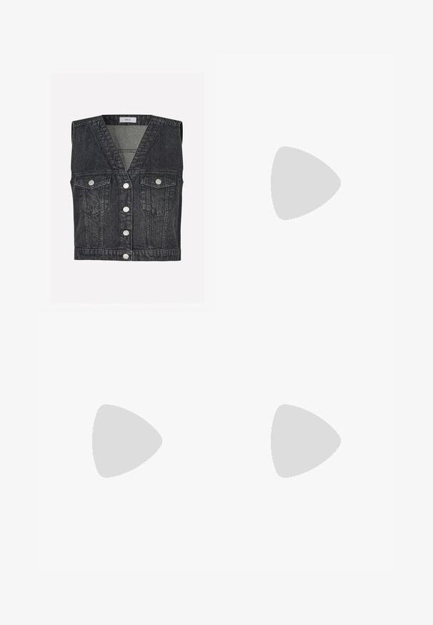 Schwarze Denim-Ärmellose Weste mit V-Ausschnitt, ausgestattet mit silbernen Knöpfen, zwei Vordertaschen und einer strukturierten Passform. Sauberer, strukturierter Look.; Dunkelgrauer Reißverschluss-Pullover mit einem Zopfmuster, kragenförmigem Design und gerippten Bündchen und Saum. Verfügt über einen silbernen Reißverschluss.; Schwarzes, ärmelloses Tanktop aus geripptem Stoff, mit rundem Halsausschnitt und kleinem Logo auf der Vorderseite. Einfaches, figurschmeichelndes Design.; Dunkelblaue Jeansrock mit hoher Taille, geradem Schnitt, aufgesetzten Taschen und genähten Nähten. Mit einem Reißverschluss und einem Knopfverschluss an der Taille.; Ein Paar weiße Sneakers mit kastanienbraunen Akzenten, strukturierten Paneelen, flacher schwarzer Außensohle und hellen Schnürsenkeln, getragen mit weißen Knöchelsocken.