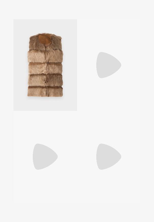 Gilet senza maniche in pelliccia sintetica color marrone chiaro con una superficie morbida e texturizzata. Presenta un collo rotondo e un design a righe orizzontali.; T-shirt nera a maniche corte realizzata in cotone morbido, con scollatura rotonda e vestibilità classica. Texture liscia, senza fantasie o decorazioni.; Pantaloni neri a gamba larga con vita alta, caratterizzati da pieghe frontali, una texture liscia e una finitura sartoriale. Progettati per un fit rilassato.; Scarpa con tacco alto in pelle nera, con punta affilata e tacco arrotondato e bombato. Texture liscia con un design elegante e minimalista.; Clutch in pelle nera con texture arricciata, cornice in metallo color argento, chiusura a scatto e tracolla a catena. Superficie liscia e morbida.
