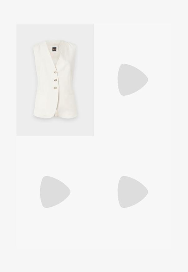 Ärmlös vit väst med djup V-ringning, tre framtida knappar och två sidofickor. Tillverkad av slätt tyg med en strukturerad passform.; Vit kortärmad T-shirt, korta vida ärmar, mjukt bomullsmaterial, rund halsringning med subtila orange detaljer, minimal design, inga mönster eller grafik.; Svarta skräddarsydda byxor med rak benform, med en slät yta och skarpa veck fram. Ingen synlig hårdvara.; Beige blockklackade sandaler med tunna remmar och fyrkantig tå. Slätt material med minimal detaljering, utformade för enkel användning.