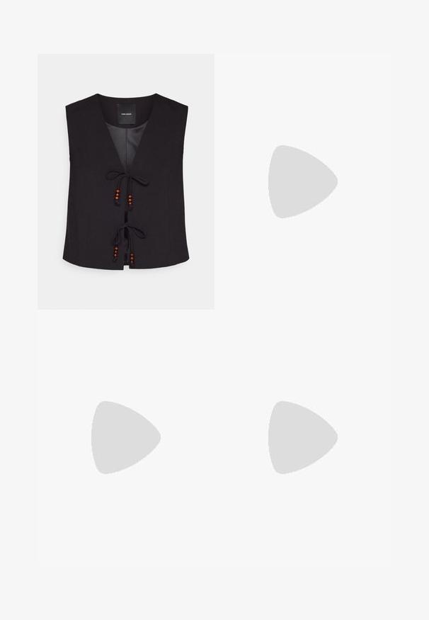 Vero Moda VMWAVE STRING WAISTCOAT - Veste sans manches - black; Bodysuit beige côtelé avec des bretelles ajustables, décolleté en forme deU et une silhouette cintrée, présentant une jambe haute et des coutures minimales.; Pantalons larges noirs à taille volante, dotés de deux poches latérales et d'un tissu lisse et léger. Pas de motifs ni de matériel visible.; Sandales à plateforme noires avec semelles épaisses et crantées, dotées de plusieurs sangles, présentant des boucles en métal et une texture lisse semblable au cuir.