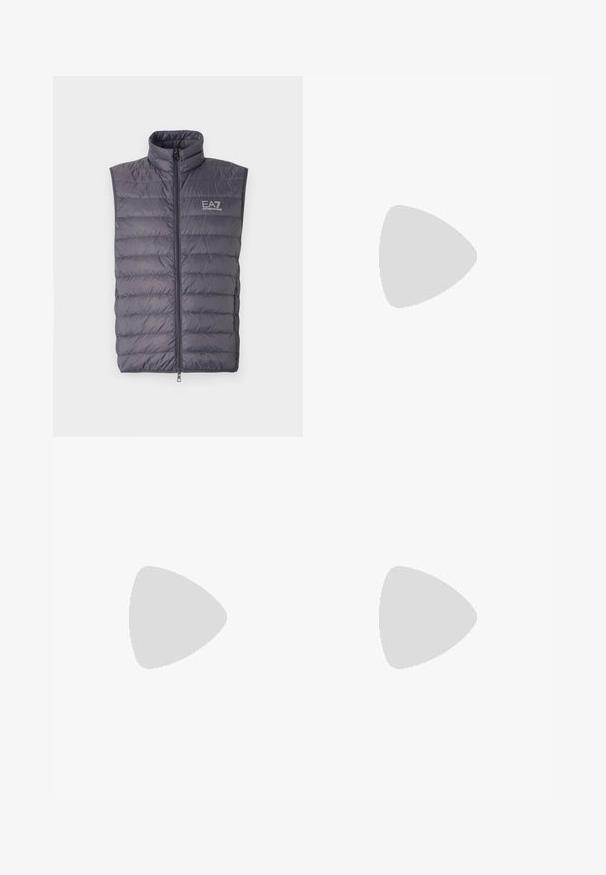 Γκρίζα επενδυνμένη γιλέκο με υψηλό γιακά, φερμουάρ μπροστά και λογότυπο. Διαθέτει ορ�ιζόντιες ραμμένες ζώνες και χωρίς μανίκια. Ελαφριά σχεδίαση.; Μαύρο κοντομάνικο μπλουζάκι με στρογγυλή λαιμόκοψη και τσέπη με καπάκι στην αριστερή πλευρά του στήθους, η οποία διαθέτει μια μικρή ορθογώνια ταμπέλα με λογότυπο.; Μαύρο παντελόνι ψηλόμεσο με φαρδιά γραμμή, κατασκευασμένο από απαλό ύφασμα. Διαθέτει πιέτες εμπρός και θηλιές ζώνης. Μινιμαλιστικός σχεδιασμός, χωρίς ορατά αξεσουάρ.; Μαύρο σουέτ αθλητικό παπούτσι με λευκή καουτσούκ σόλα, με τόνο ραφές και σχέδιο με κορδόνια. Λείος υφή με μοντέρνα, αεροδυναμική γραμμή.