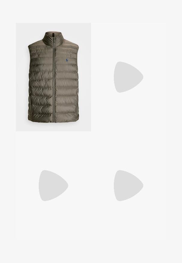 Polo Ralph Lauren THE COLDEN PACKABLE VEST - Γιλέκο - dark metal; Λευκή αθλητική μπλούζα κοντού μανικιού από απαλό ύφασμα. Διαθέτει στρογγυλή λαιμόκοψη και γκρίζο λογότυπο στο αριστερό στήθος, με πλαϊνές σχισμές στο τελείωμα.; Ανοιχτό γκρι παντελόνι με ίσια γραμμή, κλείσιμο με κουμπί, μπροστινές τσέπες και απαλό, υφασμάτινο υλικό. Μινιμαλιστικός σχεδιασμός, χωρίς σχέδια.; Λευκά αθλητικά παπούτσια με λείο συνθετικό επάνω μέρος, μπλε λεπτομέρειες, υφασμάτινη ναυτική φτέρνα και ελαφρύ, επικαθισμένο πέλμα για πρόσφυση.