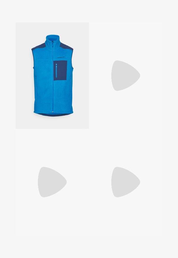 Modrá fleecová vesta s vysokým golierom, predným zipsom, ľavým vreckom na hrudi v námorníckej farbe, textúrovanou tkaninou a kontrastnými panelmi.; Čierne tričko s krátkym rukávom vyrobené z ľahkej tkaniny. Obsahuje malé biele logo na ľavej hrudi a jemné akcenty na pleciach.; Čierne vonkajšie nohavice so zipsovým predným vreckom, vyrobené z syntetického materiálu, zúžené nohy a vy reforcované panely kolien. Obsahujú zapínanie na gombík.; Čierne turistické topánky s prepletom a syntetickými prekrytiami, textúrovaná medzipodošva, Vibram podrážka a šedé akcenty. Vysoký dizajn pre podporu členku.