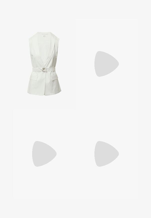 Witte mouwloze blazer met een sjaalkraag, een getailleerde taille met een zilveren ringriem en twee voorzakken. Glad stoftextuur.; Zwart katoenen T-shirt met ronde hals, korte mouwen en blauw geborduurd "Calvin Klein JEANS" logo op de voorkant.; Zwarte wijde spijkerbroeken van denim, met een hoge taille, vijf-pocket stijl en een metalen knoopsluiting met contrasterende stiksels.; Zwarte leren instappers met een ronde neus, dikke getextureerde zool en minimale stikseldetails. Strak ontwerp zonder zichtbare veters of hardware.; Zwarte hexagonale zonnebril met graduele lenzen, voorzien van een glanzende afwerking en subtiele branding op de veer. Duurzame kunststofconstructie.