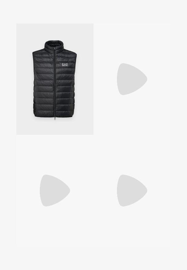 Colete acolchoado preto com gola alta, fecho frontal e logótipo EA7 no peito. Material leve com padrão retangular acolchoado.; T-shirt de algodão branco com um gráfico de uma águia em azul-marinho e o texto "EMPORIO ARMANI" abaixo do design. Mangas curtas e gola redonda.; Calças pretas de cintura alta, com corte amplo, feitas de um tecido suave. Apresentam pregas frontais e passadores para cinto. Design minimalista, sem hardware visível.; Sapatilhas de camurça pretas com solas de borracha brancas, apresentando um bico arredondado e atacadores, usadas com calças cinzas ajustadas.