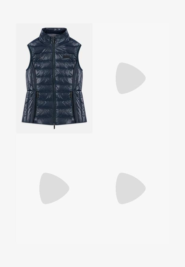 Mornarsko moder brezrokavnik iz quilted materiala z visokim ovratnikom, sprednjim zadrgo, dvema žepoma z zadrgo in horizontalnimi šivi.; Črna bombažna majica s kratkimi rokavi in okroglim izrezom, okrašena z bele pisanjem "Armani Exchange".; Črne hlače iz umetnega usnja s širokim krojem, z belim šivom, sprednjimi žepi in zlatim gumbom na pasu.; Črne chelsea škornje iz gladke usnje z elastikami ob strani, debelim rebrastim gumijastim podplatom in zanka na hrbtni strani.