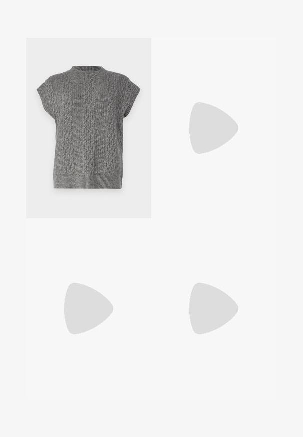 Selected Femme SLFELINA MARIE - Strukirani kaput - medium grey; Crna pamučna majica s kratkim rukavima, s malim grafičkim prikazom ružičaste vjetricaste s desne strane na prsima. Dizajn s okruglim izrezom i opuštenim krojem.; Crne široke hlače napravljene od glatke tkanine, s visokim strukom, prednjim nabranjima i bočnim džepovima. Jednostavan dizajn bez ukrasa.; Crne lakirane sandale na pete sa kvadratnim nosom, trakama oko gležnja i srebrnim kopčama. Imaju čvrst blok petu za stabilnost.
