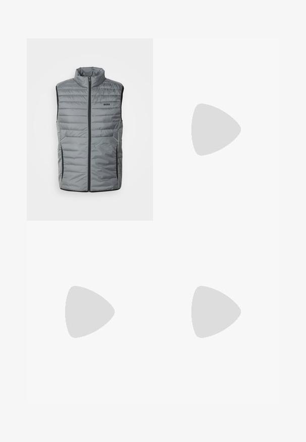 BOSS THOR - Brezrokavnik - dark beige; Črna turtleneck pulover iz mehkega materiala, z dolgimi rokavi in tesnim prileganjem. R ibana obroba na robu in rokavih. Preprosta zasnova.; Svetlo sivi hlače z gladko teksturo, ravnim sprednjim delom in ravnimi nogavicami. Narejene iz zračnega materiala, vsebujejo notranje žepke in zanke za pas.; Črne usnjene čipkaste čevlje z zaobljenim nosom, gladko teksturo, minimalnim šitjem in nizkim gumijastim peto. Logo na peti.