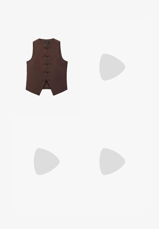 Gilet marron sans manches avec col mandarin et fermetures à nœud traditionnelles, fabriqué à partir d'un tissu texturé avec une forme ajustée.; Stradivarius REGULAR FIT  - T-shirt basique - dark brown; Pantalons larges marron en coton doux, dotés d'une taille élastique avec cordon de serrage, de deux poches avant et d'une coupe droite.; Sandales à talons en suede marron avec des sangles croisées et des boucles en ton or. Bout carré et un talon bloc légèrement évasé avec une finition texturée.