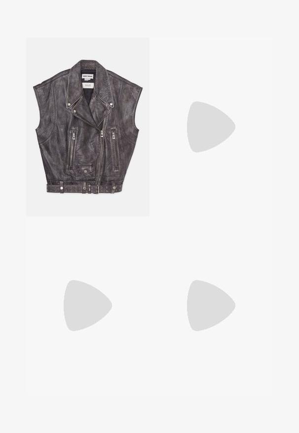 Beżowa skórzana kamizelka bez rękawów o teksturowanym wykończeniu, ze skośnymi zapięciami na zamek błyskawiczny oraz ćwiekowanym paskiem w talii. Ciekawy design klap.; Bershka - Sweter; Czarna koszulka z długim rękawem wykonana z bawełny, z okrągłym dekoltem i prostym krojem, z małym logo na rękawie.; Czarne dżinsy o prostym kroju, z zapięciem na guzik i zamek, pięcioma kieszeniami i gładką fakturą.; Czarne skórzane botki za kostkę z wąskim noskiem, dekoracyjnym paskiem i okrągłym zapięciem, oraz niskim obcasem. Gładka faktura z minimalnym przeszyciem.; Granatowy wełniany szalik z frędzlami na końcach i subtelnie wyszywanym pomarańczowym logo. Gładka faktura, prostokątny kształt i minimalistyczny design.