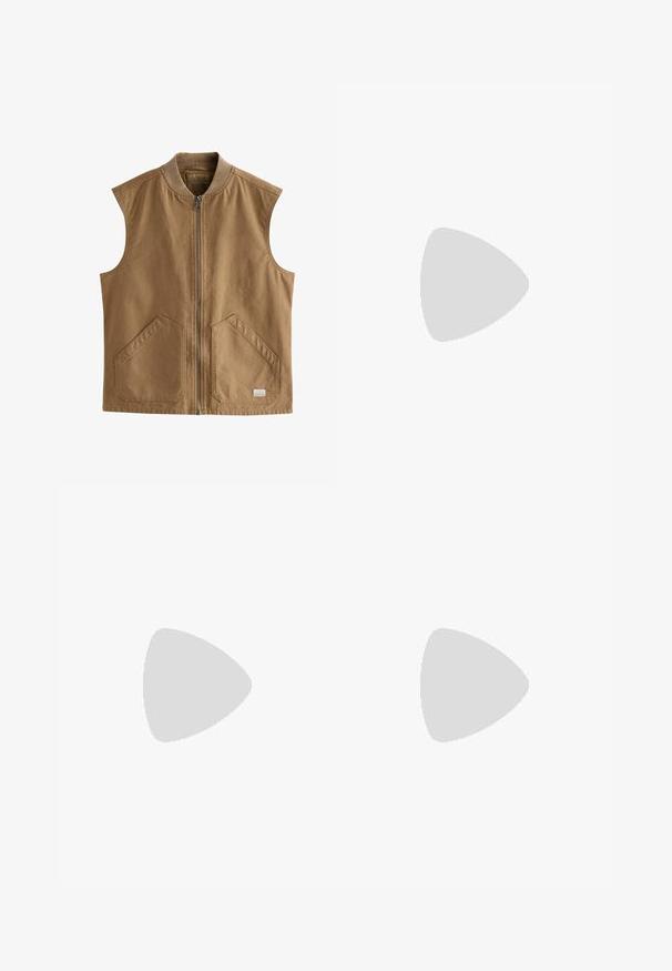 Bruine mouwloze vest gemaakt van duurzame stof, met een ritssluiting aan de voorkant, twee grote schuin geplaatste zakken en een geribde kraag.; Witte katoenen t-shirt met een ronde hals, korte mouwen en een relaxte pasvorm. Heeft een eenvoudig ontwerp zonder patronen of accenten.; Zwarte broek met een geplooid design aan de voorkant, gemaakt van soepel stof. Voorzien van een knoopsluiting en riemlussen; rechte pasvorm.; Witte leren sneaker met vetersluiting, gestructureerd oppervlak en een dikke witte rubberen zool met een gekartelde rand voor grip.