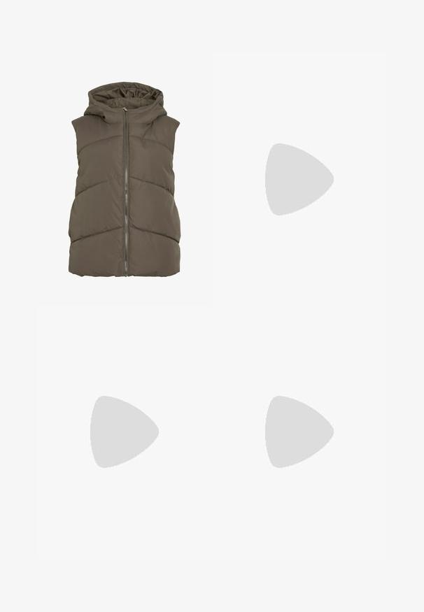 Prešívaná vesta tmavozelenej farby s kapucňou. Má horizontálne prešívané panely a predný zips na zapínanie. Mäkká, hladká textúra.; Čierne oversized tričko s grafikou medveďa a textom "NIE ROZTOMILÉ ALE DIVOKÉ" v tučnom bielom písmene. Bavlnený materiál.; Svetlomodré, vysoké džínsy vyrobené z denimu. Majú široké nohavice, dve roztrhnuté kolená a klasický päťvreckový strih.; Biele vysoké plátené tenisky s čiernou gumovou podošvou, prednou gumovou špičkou a šiestimi okami na šnúrky, s čistým, minimalistickým dizajnom.