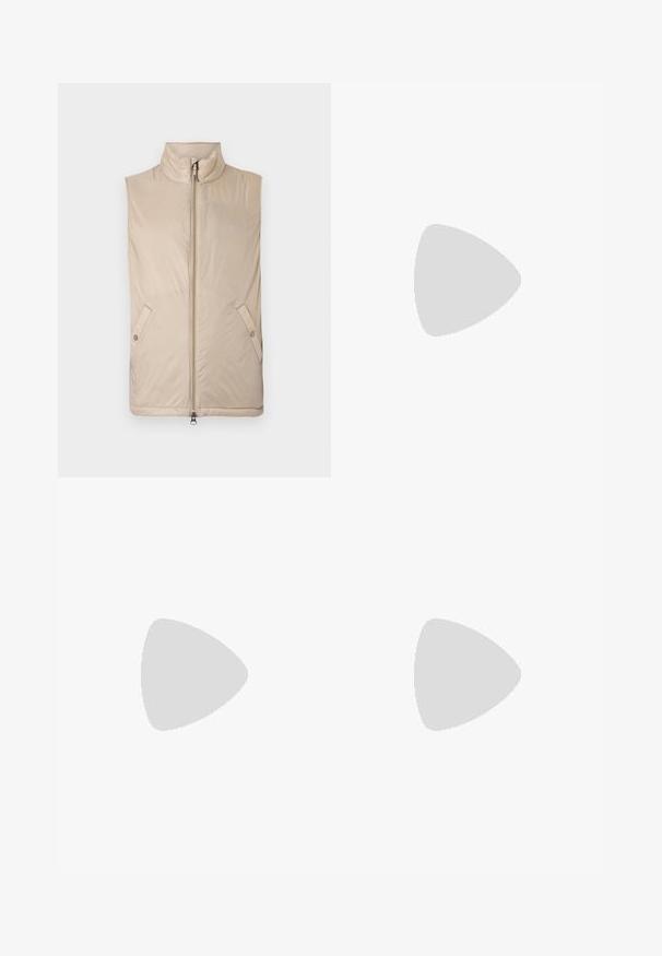 Beige ärmellose Weste mit hohem Kragen, Vorderreißverschluss und zwei seitlichen Taschen. Glattes Material mit dezentem Glanz und minimaler Markenkennzeichnung.; Schwarz T-Shirt mit kurzen Ärmeln aus einem glatten Baumwollmix, mit Rundhalsausschnitt und einem minimalistischen Design ohne Muster oder Akzente.; Schwarze Baumwollhosen mit geradem Schnitt, featuring einen Knopfverschluss, Gürtelschlaufen und minimalistischem Design. Glatte Textur, ohne Muster.; Schwarzer niedriger Ledersneaker mit schwarzen Schnürsenkeln und cremefarbenem Sohlenrand, seitlich auf weißem Hintergrund dargestellt.