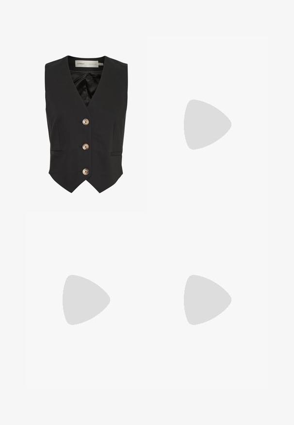 Mustat hihattomat liivit, joissa on V-pääntie, kolme kultakolikkoa ja etutaskut. Valmistettu sileästä kankaasta, jossa on satiininomainen vuori.; Musta hihaton crop-top, joka on valmistettu sileästä kankaasta, jossa on pyöreä kaula-aukko ja siisti, yksinkertainen muotoilu ilman kuvioita tai varusteita.; Mustat housut suoralinjaisella leikkauksella, joissa on etutaskut ja sivurei'ät helman alla. Valmistettu pehmeästä ja sileästä kankaasta. Sopii eri tilaisuuksiin.; Mustat nahkaiset avonkorkoiset liukusandaalit leveällä hihnalla ja tukevalla lohkokannan. Ominaisuuksiin kuuluu sileä pinta ja minimalismia korostava muotoilu.