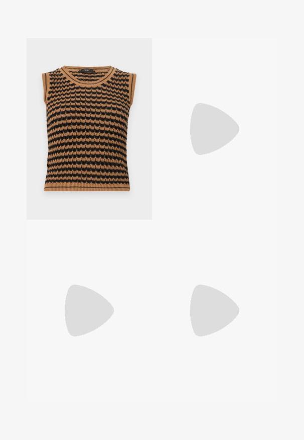 Ärmelloses Strickoberteil mit einem Wellenmuster in Braun und Schwarz, mit geripptem Besatz am Ausschnitt und Saum. Leichtes, strukturiertes Gewebe.; Weißes kurzärmliges T-Shirt aus geripptem Stoff. Runder Halsausschnitt, normale Passform und dezente Nähte. Keine Muster oder Grafiken.; Citizens of Humanity ANNINA - Jeans Straight Leg - westwood dark indigo; Schwarze Leder-Ballettschuhe mit abgerundeter Spitze, glatter Textur, minimalen Nähdetails und einem flexiblen Sohlen-Design.; Braune Ledertasche mit Klappenverschluss, Beschlägen in Goldfarbe, einem Schultergurt und einer glatten Oberfläche. Kompakte rechteckige Form.
