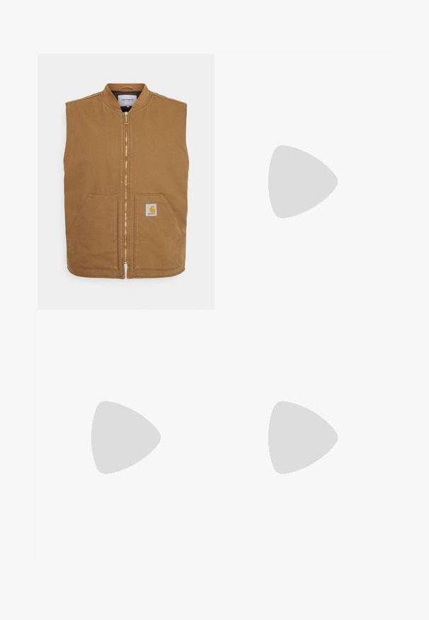 Brūns bez piedurknēm veidots veste no izturīga auduma, ar priekšējo rāvējslēdzēju, divām priekšējām kabatām un mazu logo uzlīmi apakšējā kreisajā stūrī.; Balts kokvilnas T-krekls ar īsām piedurknēm. Izstrādāts ar mazu oranžu un bordo logo kreisajā krūtī. Iespējojusi klasisku apkaklīti.; Gai zila džinsu bikses ar brīvu piegriezumu, kurām ir nolietotas pleķi dažādās krāsās un rakstos, tostarp oranžos un sarkanos akcentos.; Baltas sporta apavi ar teksturētām detaļām, masīvu zoli un pelēkiem akcentiem. Valkāti ar baltiem zeķu pēdu apģērbiem un zaļām šortiem uz zilas virsmas.