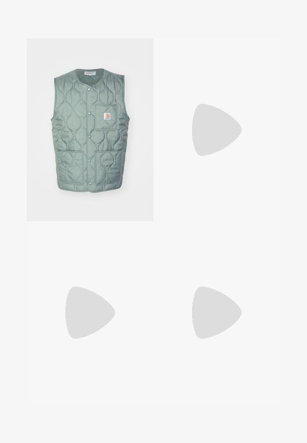 Carhartt WIP SKYTON VEST - Väst - park; Svart t-shirt i bomull från Nike med klassisk rund halsringning, korta ärmar och en diskret, präglad logotyp på bröstet. Slät textur.; Svarta shorts med dragsko i midjan, lättviktig tyg med en slät yta och en enkel design utan synliga logotyper eller mönster.; Svarta sportskor med texturerat tyg och gummisulor, med elastiska snörningar och en blå detalj på hälen. Bärs med ljusa jeans.