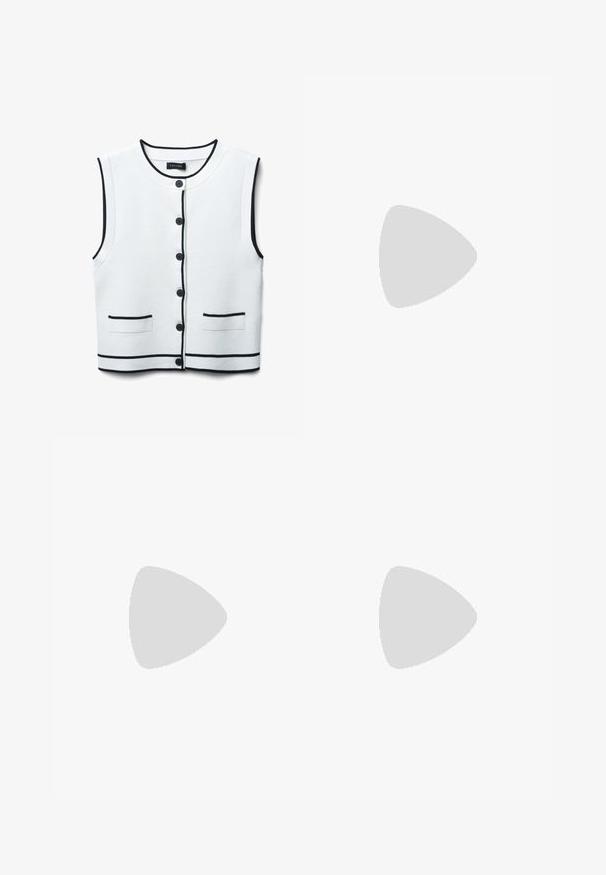 Weißer ärmelloser Cardigan mit schwarzem Besatz, fünf Knöpfen auf der Vorderseite und zwei horizontalen Taschen auf Taillenhöhe. Weicher, strukturierter Stoff.; Weißes Kurzarmoberteil mit Rundhalsausschnitt. Verfügt über geraffte Textur an den Seiten und eine figurbetonte Silhouette, gefertigt aus weichem, dehnbarem Material.; Weiße weit geschnittene Hose aus leichtem Stoff. Mit einem elastischen Bund und Kordelzug sowie Seitentaschen. Glatte Textur.; Hellrosa Wildleder-Sneaker mit weißen Streifen und Schnürsenkeln, ausgestattet mit einer strukturierten Zunge und einer Gummisohle, auf einem blauen Teppich platziert.