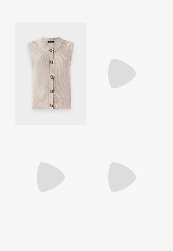 Ärmlös beige stickad cardigan med rund halsringning, knappstängning fram och textil med stor mönstrad struktur samt stora runda knappar.; Ärmlös svart topp gjord av slät tyg, med en knutdetalj vid framkanten och en rundad halsringning.; Svarta, vida byxor i ett faux lädermaterial. Har hög midja, bälteshällor, två framfickor och sömnaddetaljer.; Svarta läderplattformsskor med en kraftig blockklack, rund tå och traditionell snörningsdesign. Har en slät textur och minimal detaljering.