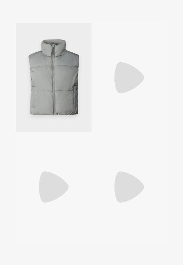 Gilet imbottito grigio con colletto alto, chiusura frontale con cerniera e design trapuntato orizzontale. Include tasche laterali e texture morbida.; T-shirt bianco in cotone con scollatura rotonda e maniche corte. Presenta un piccolo logo Nike nero sul petto. Design semplice e privo di ornamenti.; Pantaloni ampi grigio chiaro realizzati in tessuto liscio. Presentano una vita elastica e il logo Nike nero sul lato sinistro.; Scarpe sportive bianche con sovrapposizioni in rete e sintetico, con un logo Nike argentato, abbinate a calzini bianchi a coste su una superficie blu.