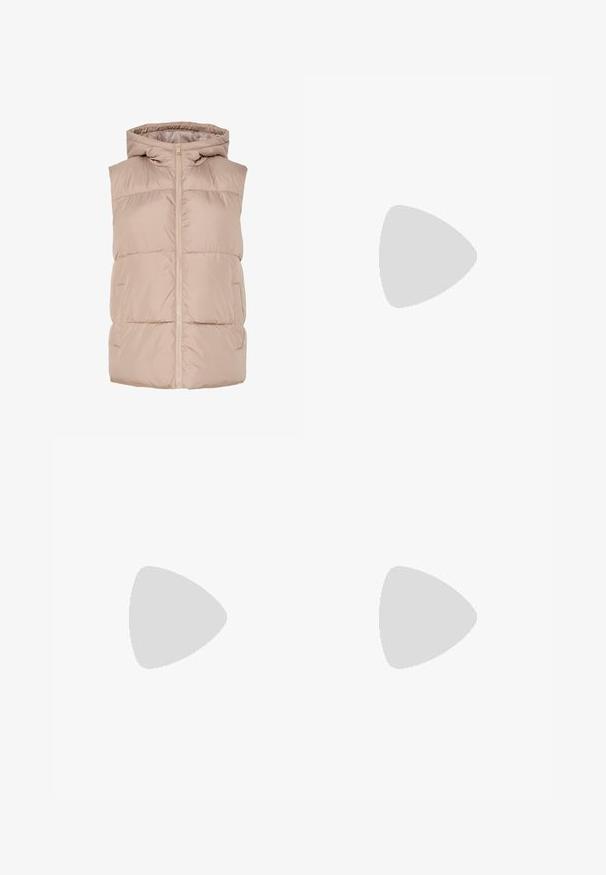 Béžová puffová vesta s kapucňou, plný predný zips, dve bočné vrecká a prešívaná textúra. Vyrobená z ľahkého, izolačného materiálu.; Krátke biele tričko vyrobené z bavlny s krátkymi rukávmi, okrúhlym výstrihom a rovnými okrajmi, s hladkou textúrou a minimálnym dizajnom.; Džínsy s širokými nohavicami, ktoré majú prechod od svetlomodrej po tmavomodrú, vysoký pás, pútka na opasok a opasok z rovnakého materiálu. Textúrovaný denimový povrch.; Biele platformové tenisky s hladkým koženkovým svrchným materiálom, zaobleným tvarom, polstrovaným golierom a textúrovanou gumovou podrážkou s výrazným vzorom.