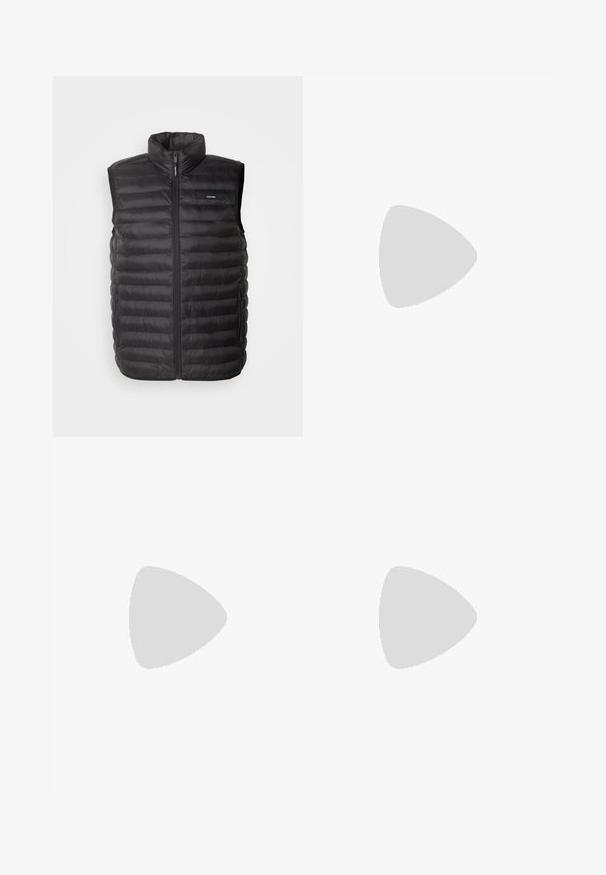 Schwarze Pufferweste mit hohem Kragen, horizontal gestepptem Design, Frontreißverschluss und Seitentaschen. Verfügt über ein minimales Logo auf der Brust.; Schwarz T-Shirt mit kurzen Ärmeln aus einem glatten Baumwollmix, mit Rundhalsausschnitt und einem minimalistischen Design ohne Muster oder Akzente.; Schwarze Jogginghose aus glattem Stoff. Mit einem elastischen Bund und Kordelzug, schmal zulaufenden Beinen und ohne sichtbare Taschen. Einfaches Design.; Schwarzer niedriger Ledersneaker mit schwarzen Schnürsenkeln und cremefarbenem Sohlenrand, seitlich auf weißem Hintergrund dargestellt.