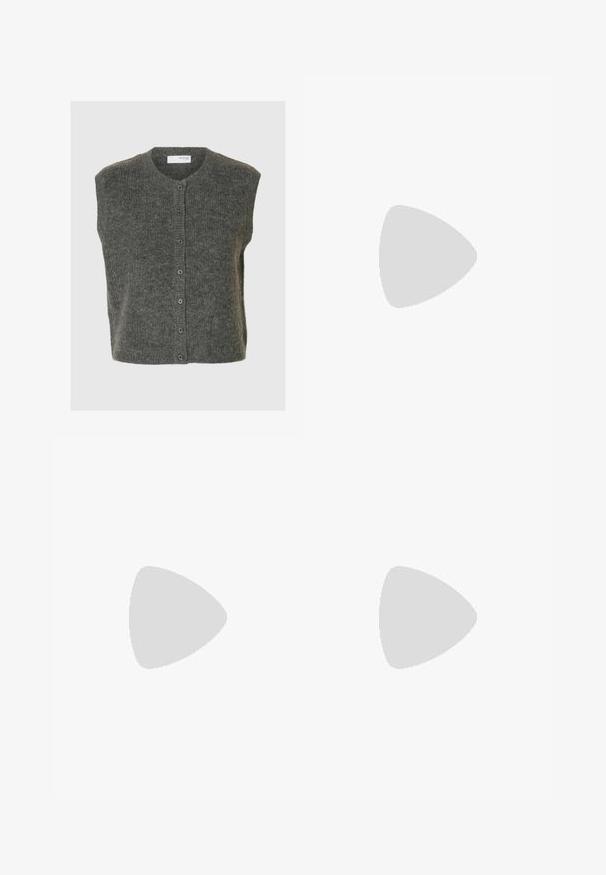 Grijze mouwloze cardigan van zachte wol met een ronde halslijn, knopen aan de voorkant en een gestructureerde afwerking.; Witte mouwloze top met een V-hals, voorzien van zwarte straps en een zilveren ringdetail. Glad materiaal en een modern, minimalistisch ontwerp.; Zwarte en beige brede broek met een elastische tailleband; zachte, lichte stof; gladde textuur; minimale naaddetails.; Beige platte sandaal met meerdere slanke bandjes en een verstelbare gesp. De zool is plat met een lichte donkere contrastering aan de rand.; Kare kleurige tas met een gebogen vorm, leren accenten en een enkele schouderband. Heeft een gouden logo detail aan de voorkant.