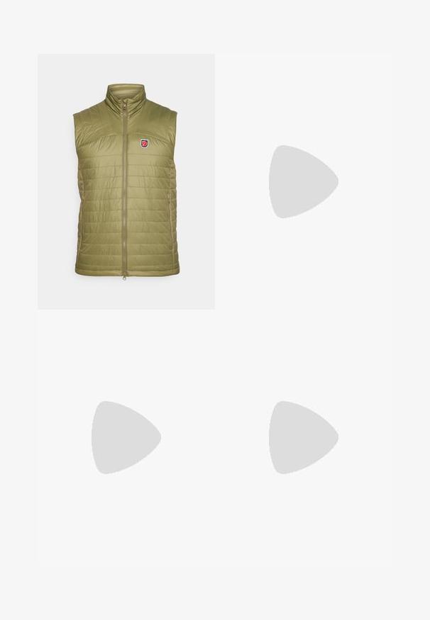 Fjällräven EXPEDITION X-LÄTT VEST M - Brezrokavnik - green; Črna kratka majica s kratkimi rokavi, izdelana iz gladkega in lahkega materiala. Ima okroglo ovratnico in vezeno logo na prsih.; Črne zunanje hlače z žepom na stegnu z zadrgo, elastičnim pasom in gladkim, vodoodpornim materialom. Čist dizajn brez vidnih logotipov.; Črne trail tekaške čevlje z vzdržljivim mrežastim zgornjim delom, ojačano zaščito prstov, teksturiranim gumijastim podplatom in elastičnim sistemom vezalk za varen oprijem.