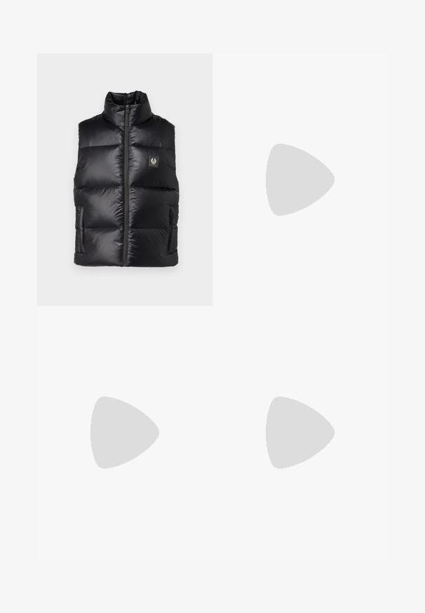 Belstaff RESOLVE GILET - Strukirani kaput - black; Bijela pamučna košulja dugih rukava s okruglim izrezom, bočnim prorezima pri dnu i glatkom teksturom, prikazana s leđa.; Svijetloplave traperice s ravnim nogavicama, pet džepova, zatvaranjem na gumb, minimalnim izbljeđivanjem i kontrastnim šavovima.; Bijela tenisica s glatkim kožnim gornjim dijelom i niskim profilom. Ima zaobljen vrh, šest rupica za vezanje i teksturiranu gumenu podlogu.