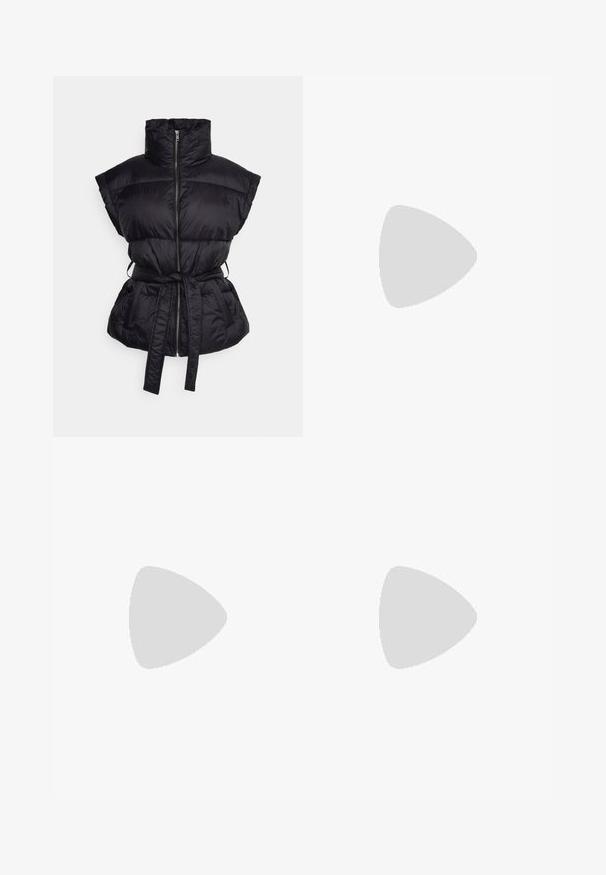 Modström OMA VEST - Colete - black; Camisola preta sem mangas com decote quadrado, feita de um tecido suave; design ajustado sem padrões ou detalhes de metal.; Jeans brancos de ganga com cintura alta, design de perna reta, cinco bolsos, fecho com botão e zip e detalhes de costura subtil.; Botas de tornozelo pretas de couro, com atacadores, apresentando um solado de borracha texturizado e grosso, com detalhe de costura amarela ao redor da plataforma.