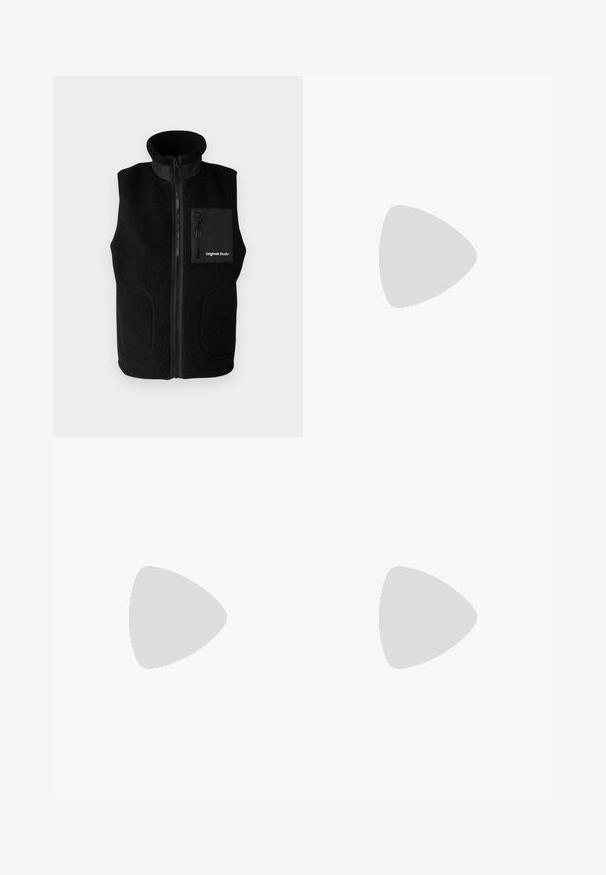 Melna vilnas veste ar augstu apkakli, pilnu priekšējo rāvējslēdzēju un rāvējslēdzēja krūšu kabatu. Ietver gludus auduma akcentus un sānu kabatas.; Balts kokvilnas T-krekls ar īsām piedurknēm, apaļu kakla izgriezumu un brīvu piegriezumu. Gluda tekstūra bez redzamām rakstu vai akcentu detaļām.; Gai zila džinsu bikses ar taisnu kāju dizainu, piecām kabatām un pogu aizdari. Mīksta tekstūra ar klasisku izsistumu.; Baltie balti sneki ar perforētu trīs svītru dizainu, teksturētām akcentēm, gumijas zoli un zelta "CAMPUS" logo sānos.