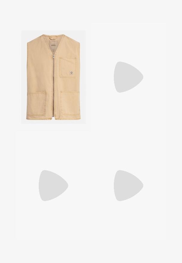 Chaleco sin mangas de color beige, hecho de una tela ligera, con cierre frontal, dos bolsillos frontales y un pequeño parche con el logo en el bolsillo derecho.; Camiseta de algodón blanca con escote redondo, mangas cortas y un corte relajado. La etiqueta dice "URBAN CLASSICS." Textura suave, sin patrones ni acentos.; Jeans de mezclilla azul claro con corte recto, costuras visibles, diseño de cinco bolsillos y cierre de botón en la cintura.; Zapatilla de piel blanca con puntera redondeada, que presenta tres rayas laterales, detalles perforados y una suela de goma texturizada.