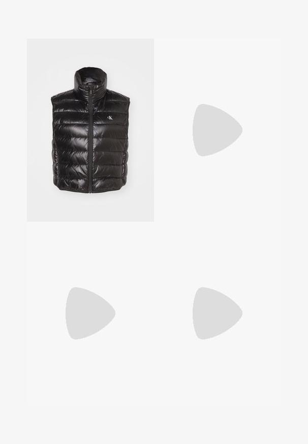 Crni pufasti prsluk od sjajnog materijala, s visokim ovratnikom i prednjim zatvaračem, sa malim logotipom na lijevoj strani grudi.; Crna i bijela prugasta majica s turtleneck izrezom, dugim rukavima i skraćenim dizajnom, izrađena od rebrastog materijala. Ima mali logotip brenda na rubu.; Crne traperice visokog struka, ravnog kroja, s pet džepova i prednjim kopčanjem na gumb.; Crne lakirane kožne mokasine s zaobljenim vrhom, dekorativnom trakom i detaljem od srebra sprijeda. Kvadratna potpetica i teksturirana potplate.