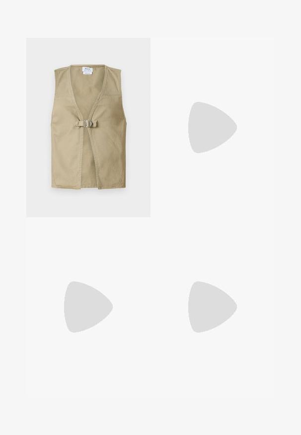 Gilet beige senza maniche realizzato in tessuto resistente, con scollatura a V profonda, chiusura anteriore con fibbia e design pulito e minimale.; Maglietta nera a maniche lunghe, aderente, con scollatura quadrata, etichettata GAP, esposta su uno sfondo bianco.; Jeans a gamba larga in denim blu scuro. Presentano cuciture a contrasto, cinque tasche e una chiusura con bottone in vita. Texture morbida.; Scarpe nere a flat con un piccolo fiocco sulla punta, abbinate a collant a coste marrone scuro. Le scarpe hanno una texture liscia e un profilo basso.