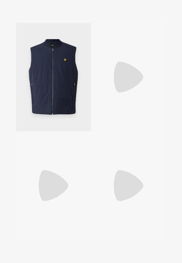 Mornarska brezrokavnik z gladko teksturo, s sprednjim zadrgo in majhnim rumenim vezenim logotipom na prsih. Dva stranska žepa.; Bela bombažna majica s kratkimi rokavi, okroglo ovratnico in sproščenim krojem. Ima minimalističen dizajn, brez vzorcev ali dodatkov.; Svetlo modre denim kavbojke s ravno nogavico, petimi žepi, z gumbom za zapiranje, minimalnim zbledelostjo in kontrastnimi šivi.; Bela športna obutev z gladkim usnjenim zgornjim delom in nizkim profilom. Ima zaokrožen nos, šest lukenj za vezalke in teksturiran gumijast podplat.