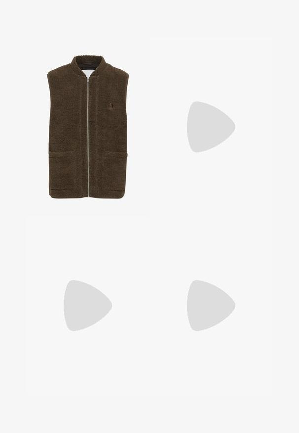 Brun fleeceväst med hög krage, framdragkedja och två sidofickor. Texturerat material med en mjuk, plyschig finish.; Svart T-shirt i slätt material med rund halsringning, med tre gröna ränder på axlarna och en liten grön logotyp på bröstet.; Svarta träningsbyxor med elastisk midja, med vita sidostreck och en liten logotyp. Materialet verkar mjukt och lätt.; Svart mockaskor med gula accenter, med tre ränder och en brun gummisula. Inkluderar en vadderad tunga för extra komfort.