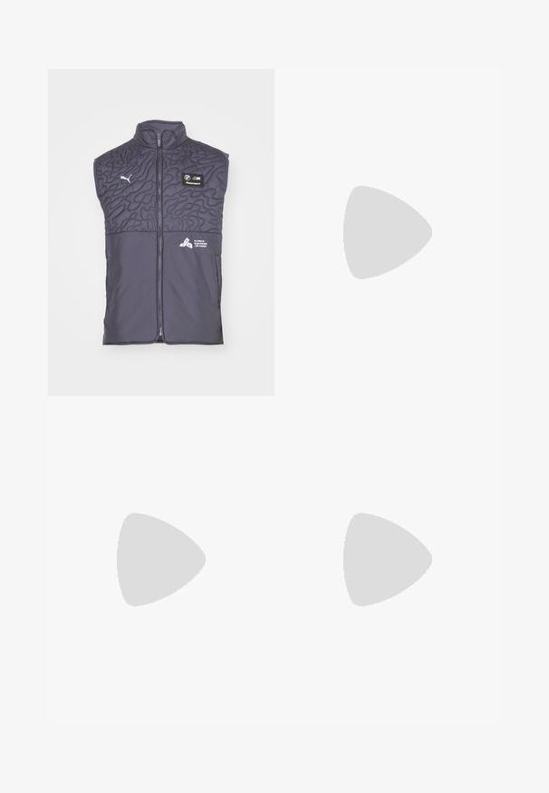 Puma BMW STATEMENT - Liemenė - galactic gray; Kaotiko UNISEX - Marškiniai - green; Juodi platūs sportiniai kelnės su elastingu juosmeniu ir raišteliu. Turėtų baltas šonines juosteles ir dvi šonines kišenes. Sklandus paviršius.; Juodas odinis batų modelis su raišteliais, storu padu ir geltonomis siūlėmis, pakabintas prieš geltoną apvalią fono nuotrauką.