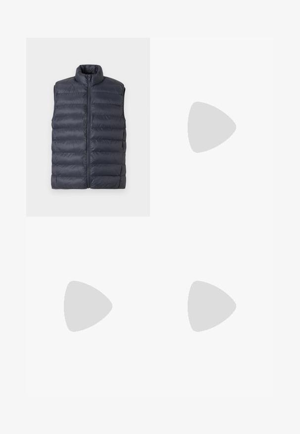Marinblå, vadderad, ärmlös puffväst med hög krage och framzipper, åskådliggjord mot en ljusgrå bakgrund.; Brun bomull t-shirt med kort ärm, rund hals och en liten vit logotyp på bröstet. Slät textur och normal passform.; Blå denim vida jeans med en klassisk design med fem fickor, knappstängning och synliga sömnadsdetaljer. Tillverkade av hållbart bomullstyg.; Vit sneaker med svarta och grå accenter, med en strukturerad grå tådel, svart gummisul, och platta vita skosnören. Ren design, minimalistisk stil.
