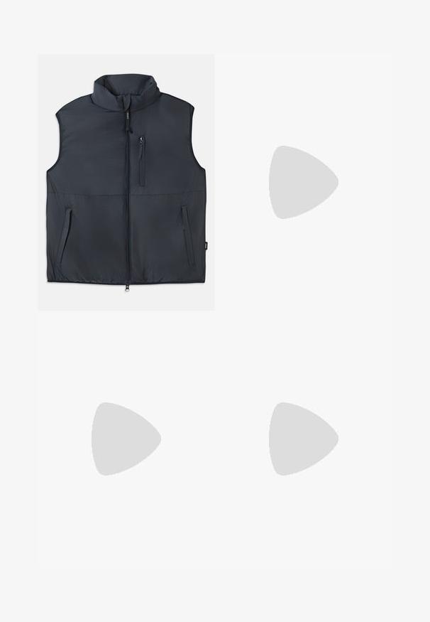 Melnā bezpiegu vestē ar stāvo apkakli, priekšējo rāvējslēdzēju un trim rāvējslēdzēja kabatām.; Balts garo piedurknēm krekliņš ar pogām, izgatavots no kokvilnas, ar krūšu kabatu ar tonālu izšuvumu, apkakli un pogām pie piedurknēm.; Brūni, augstos šortos izgatavoti no teksturēta auduma. Iezīmē plašas kājas un divas priekšējās krokas, kas nodrošina struktūru. Kārtīga apdare bez redzamām detaļām.; Melnas ādas kurpes ar gludu tekstūru, noapaļu purngalu un dekoratīvu siksniņu pāri priekšpusei. Zems sakrauts papēdis, minimālisma dizains.; Melnas auduma iepirkumu soma ar melnām ādas rokturiem. Vienkāršs dizains, plaša forma un gluda tekstūra. Nav redzamu logo vai rakstu.