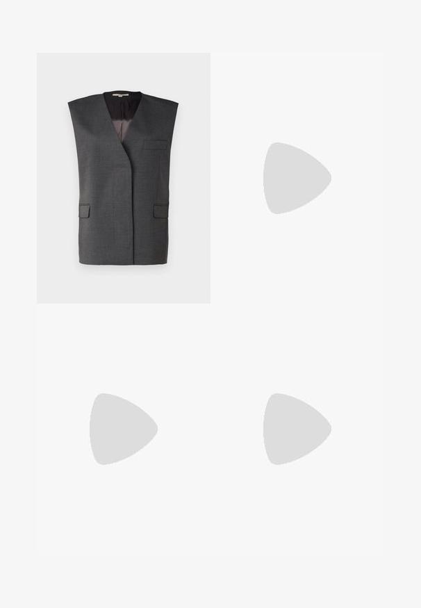 Graue ärmellose Weste mit schmalem Revers, zwei vorderen Taschen und einem glatten Innenfutter. Hergestellt aus einem strukturierten Stoff mit taillierter Passform.; Schwarzer Haltertop mit taillierter Silhouette, aus geripptem Strickstoff. Verfügt über einen hohen Kragen und ein nahtloses Design mit glatter Textur.; Schwarze weite Hosen mit einer glatten Textur, ausgestattet mit einem hohen Bund und mittleren Falten. Keine sichtbaren Muster oder Hardware-Details.; Schwarze patentierte Leder-High Heels mit quadratischer Zehenform, Knöchelriemchen und dicker Absatz. Enthält durchbrochene Details entlang des Randes.